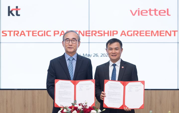 [서울=뉴시스] 김영섭 KT 대표(왼쪽)와 따오 득 탕 비엣텔 그룹 회장 겸 CEO가 26일 베트남 하노이 비엣텔 그룹 본사에서 AX 협력을 위한 전략적 파트너십을 체결하고 기념 사진을 촬영했다. (사진=KT 제공) *재판매 및 DB 금지