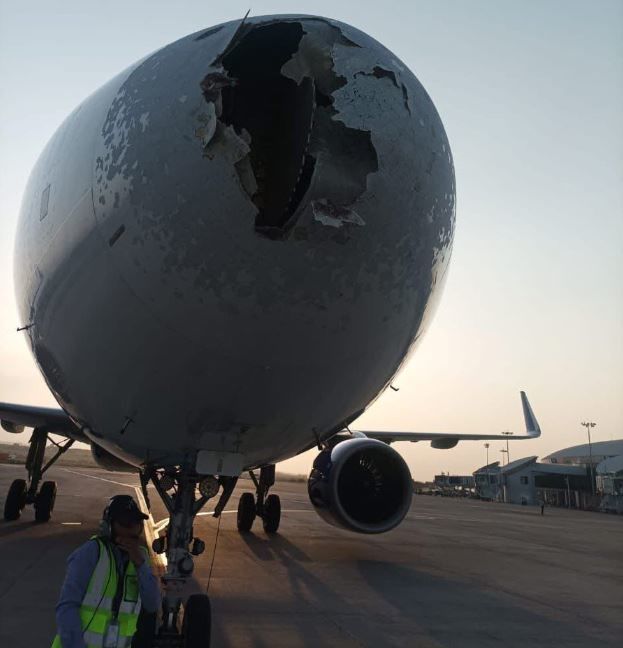[서울=뉴시스] 우박, 난기류 등으로 인해 기체에 구멍이 난 모습.(사진=엑스 옛 트위터 갈무리) *재판매 및 DB 금지