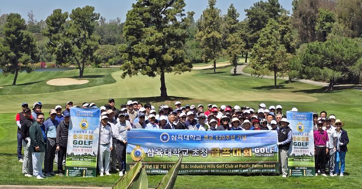 삼육대가 미국에서 동문 초청 골프대회를 개최했다. 참가자들이 단체 사진을 찍고 있다. (사진=삼육대 제공) *재판매 및 DB 금지