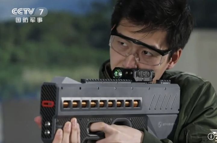 [뉴시스] 중국이 분당 3000발의 탄환을 발사할 수 있는 코일건을 개발해 군사 전문가들 사이에서 화제가 되고 있다. (사진=중국CCTV 캡처) 2025.05.27 *재판매 및 DB 금지