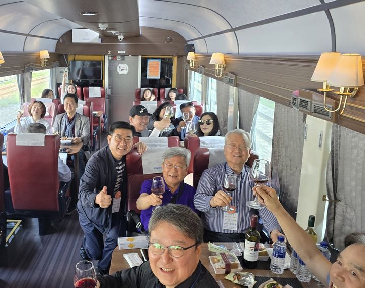 윤영달 회장(오른쪽 2번째 줄)이 영동국악와인열차에서 국악계 리더들과 팸투어를 진행하고 있다. (사진=크라운해태) 2025.05.27. *재판매 및 DB 금지