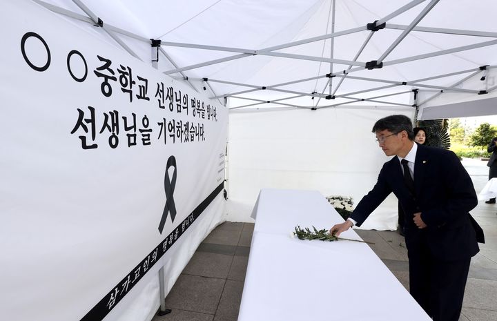 [울산=뉴시스] 구미현 기자 = 27일 천창수 울산시교육감이 울산시교육청 1층에 마련된 분향소를 찾아 안타깝게 숨진 제주 교사를 애도하고 있다. 2025.05.27. (사진=울산시교육청 제공) photo@newsis.com *재판매 및 DB 금지