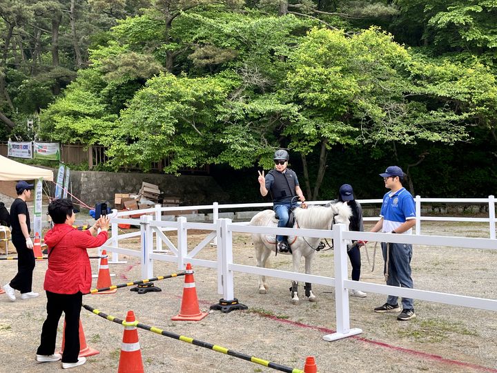 [부산=뉴시스] 태종대유원지 승마체험 현장 (사진=부산시설공단 제공) 2025.05.27. photo@newsis.com *재판매 및 DB 금지