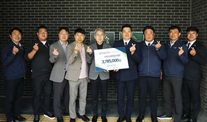 강원랜드와 강원랜드 노동조합이 공동 주관한 ‘가족사랑의 날 대축제’에서 조성된 기부금 전액을 27일 강원랜드 사회공헌재단에 기탁하고 있다.(사진=강원랜드 제공) *재판매 및 DB 금지