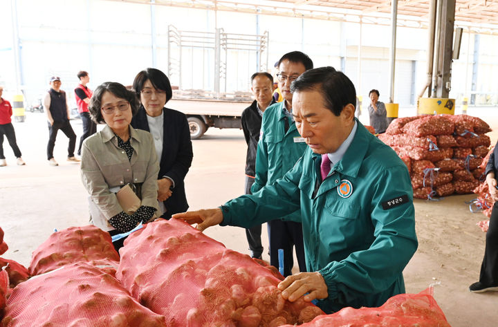 [창녕=뉴시스] 성낙인 군수가 풋대마늘 경매 현장을 방문해 격려하고 있다. (사진= 창녕군 제공) 2025.05.27. photo@newsis.com *재판매 및 DB 금지
