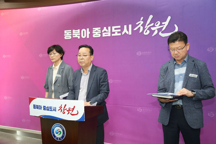 [창원=뉴시스] 강경국 기자 = 이종근 경남 창원시 교통건설국장이 27일 시청 프레스센터에서 시내버스 파업에 대비한 비상수송대책 추진 사항에 대해 브리핑을 하고 있다. (사진=창원시청 제공). 2025.05.27. photo@newsis.com *재판매 및 DB 금지