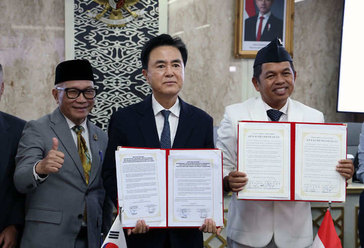 [홍성=뉴시스] 유효상 기자 = 해외시장 개척, 교류·협력 확대 등을 위해 인도네시아를 방문 중인 김태흠 지사는 26일 서자바주의회 청사에서 데디 물야디 주지사와 ‘교류 및 탄소중립 실현을 위한 공동선언’을 채택하고 있다. (사진=충남도 제공) 2025.05.27 photo@newsis.com *재판매 및 DB 금지