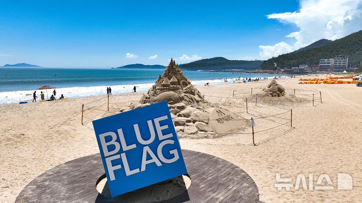 [광주=뉴시스]&nbsp; 완도군은 27일 신지 명사십리 해수욕장이 8년 연속 '블루 플래그’ 인증을 획득했다고 밝혔다. (사진=완도군 제공) 2025.05.27. photo@newsis.com *재판매 및 DB 금지