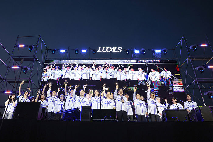 박상규 총장과 보직자들, 학생 대표자들이 무대에 올라 공연을 하고 있다. (사진=중앙대 제공) *재판매 및 DB 금지