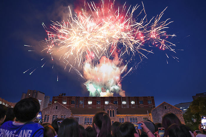 중앙대 LUCAUS 축제에서 불꽃놀이가 진행되고 있다. (사진=중앙대 제공) *재판매 및 DB 금지