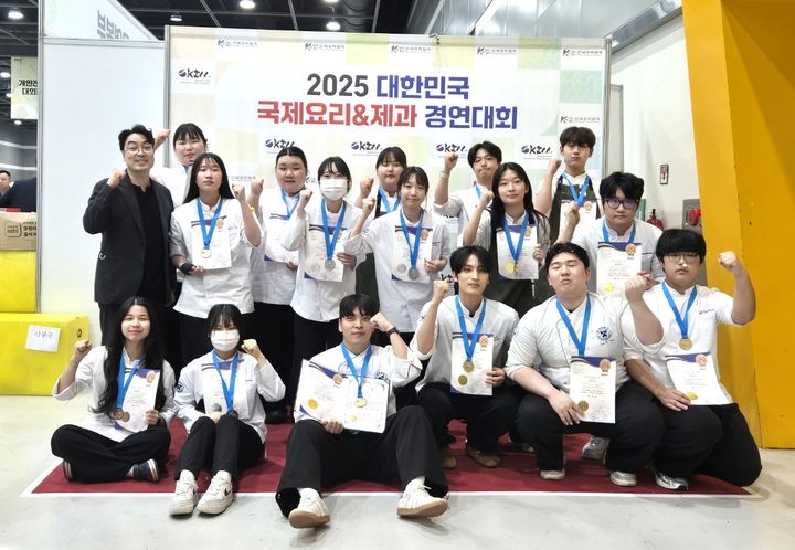 [대전=뉴시스] '2025 대한민국 국제요리&제과 경연대회'에 출전한 배재대 외식조리학과 학생들 기념촬영. (사진=배재대 제공) *재판매 및 DB 금지