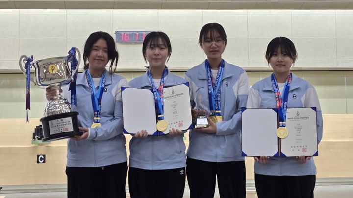 [서산=뉴시스] 서산여중 선수들이 25일 창원국제종합사격장에서 열린 제54회 전국소년체육대회 공기권총 단체전에서 금메달을 딴 뒤 기념 사진을 찍고 있다(왼쪽 3번째 이시아 선수). (사진=서산교육지원청 제공) 2025.05.27. photo@newsis.com *재판매 및 DB 금지
