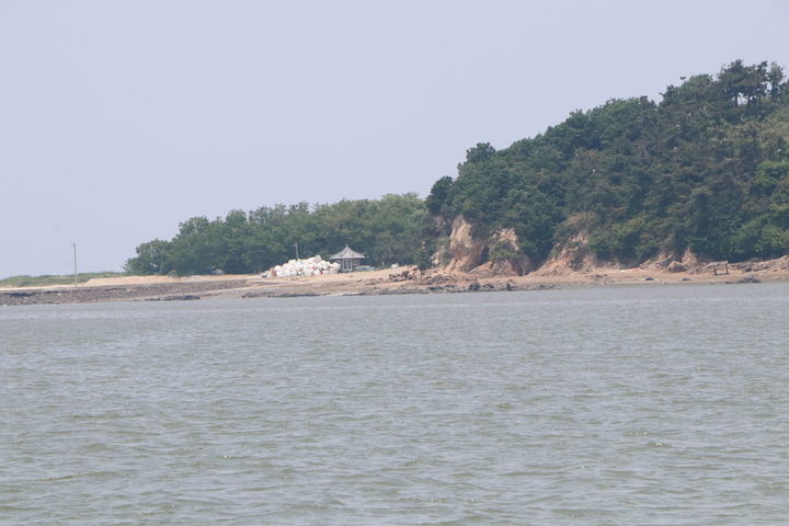 [서천=뉴시스] 서천군 장항읍 유부도에 쌓인 해양쓰레기더미 모습.&nbsp; *재판매 및 DB 금지