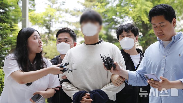 [인천=뉴시스] 김동영 기자 = 27일 오후 인천 미추홀구 인천지법에서 마약류 관리에 관한 법률 위반(향정) 혐의로 구속영장이 청구된 A(30대)씨가 구속 전 피의자 심문(영장실질심사)에 출석하기 위해 이동하고 있다. 2025.05.27. dy0121@newsis.com 