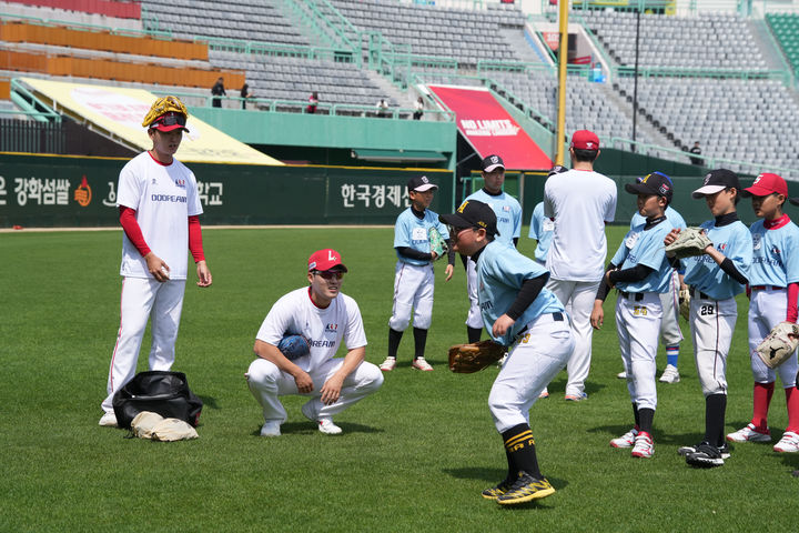 [서울=뉴시스] 프로야구 SSG 랜더스 선수들이 26일 인천 SSG랜더스필드에서 열린 한국프로야구선수협회의 유소년 야구클리닉 '두드림'에 참여하고 있다. (사진=프로야구선수협회 제공) 2025.05.27. *재판매 및 DB 금지