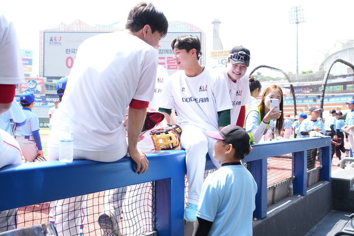 [서울=뉴시스] 프로야구 SSG 랜더스 선수들이 26일 인천 SSG랜더스필드에서 열린 한국프로야구선수협회의 유소년 야구클리닉 '두드림'에 참여하고 있다. (사진=프로야구선수협회 제공) 2025.05.27. *재판매 및 DB 금지