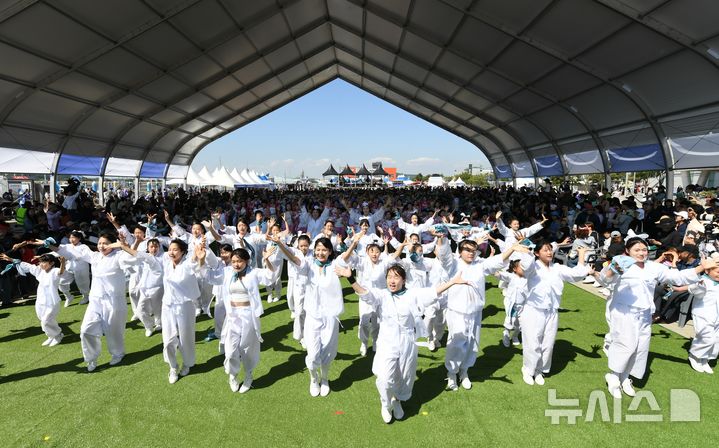 [화성=뉴시스]2024년 제14회 뱃놀이 축제에서 바람의 사신단 퍼레이드가 진행 중이다.(사진=화성시 제공)2025.05.27.photo@newsis.com