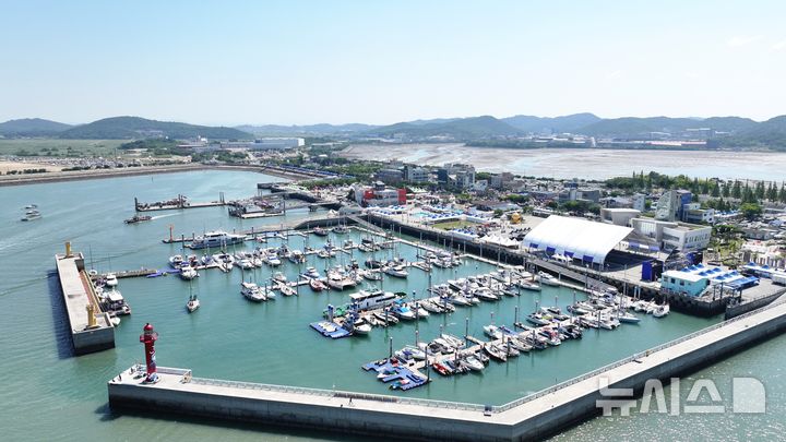 [화성=뉴시스]화성 전곡항 일원에서 2024년 제14회 뱃놀이 축제가 열리고 있다.(사진=화성시 제공)2025.05.27.photo@newsis.com