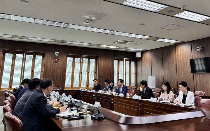 [서울=뉴시스]외교부는 27일 오전 외교부 청사에서 강영신 동북중앙아국장 주재로 서해 문제 대응을 위한 관계부처회의를 개최했다. (사진=외교부 제공) 2025.05.27&nbsp; *재판매 및 DB 금지