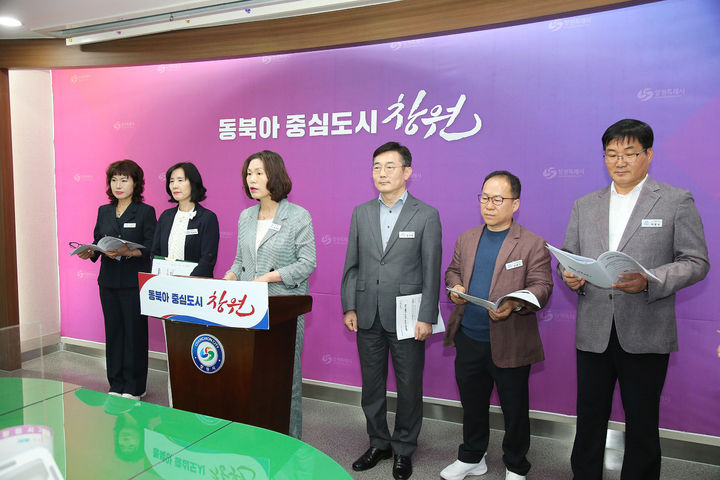 [창원=뉴시스] 강경국 기자 = 최영숙 경남 창원시 성상구청장이 27일 시청 프레스센터에서 6월 우기 전 안전관리와 관련해 브리핑을 하고 있다. (사진=창원시청 제공). 2025.05.27. photo@newsis.com *재판매 및 DB 금지