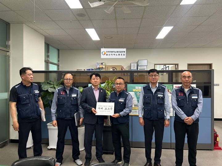 [울산=뉴시스] 울산시 관계자가 27일 지역 시내버스 노조 대표와 관계자들에게 파업 자제를 당부하는 호소문을 전달하고 있다. (사진=울산시 제공) 2025.05.27. photo@newsis.com *재판매 및 DB 금지