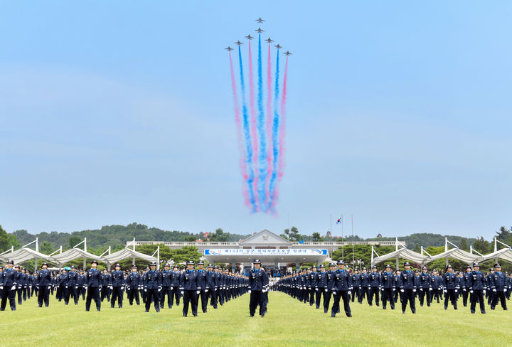 [서울=뉴시스] 공군은 5월 27일 공군 교육사령부 대연병장에서 손석락 교육사령관(중장) 주관으로 제154기 공군 학사사관후보생 임관식을 거행했다. 블랙이글스가 임관 축하 비행을 하고 있다. (사진=공군 제공) 2025.05.27. photo@newsis.com *재판매 및 DB 금지