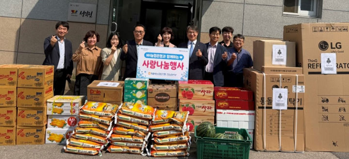 [무안=뉴시스] NH농협은행 전남본부는 26일 목포 관내 아동복지시설인 성덕원을 방문해 500만원 상당의 가전제품과 식료품 기부를 통해 따뜻한 나눔을 실천했다. (사진=전남농협 제공) 2025.05.27. photo@newsis.com&nbsp; *재판매 및 DB 금지