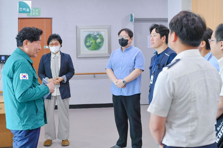 김명기 군수, 노인전문요양원에서 현장점검을 지시하고 있다.. *재판매 및 DB 금지