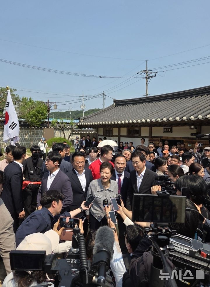 [옥천=뉴시스] 연종영 기자 = 박근혜 전 대통령이 27일 오후 충북 옥천군 교동리 육영수 여사 생가에서 참배한 후 소회를 밝히고 있다. 2025.05.27. jyy@newsis.com