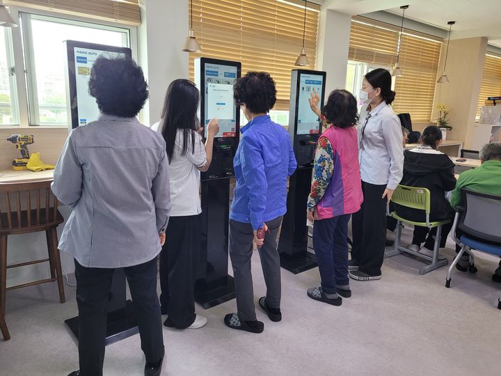 [함양=뉴시스] 함양읍 주민자치회 어르신 키오스크 체험 (사진=함양군 제공) 2025. 05. 27. photo@newsis.com&nbsp; *재판매 및 DB 금지