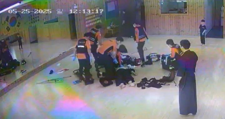 [전주=뉴시스] 지난 25일 낮 12시께 전북 전주시 덕진구의 한 검도관에서 대련을 하던 남성이 쓰러져 출동한 구급대원이 심폐소생술을 시행하고 있다. (사진=전북특별자치도소방본부 제공) 2025.05.27. photo@newsis.com *재판매 및 DB 금지