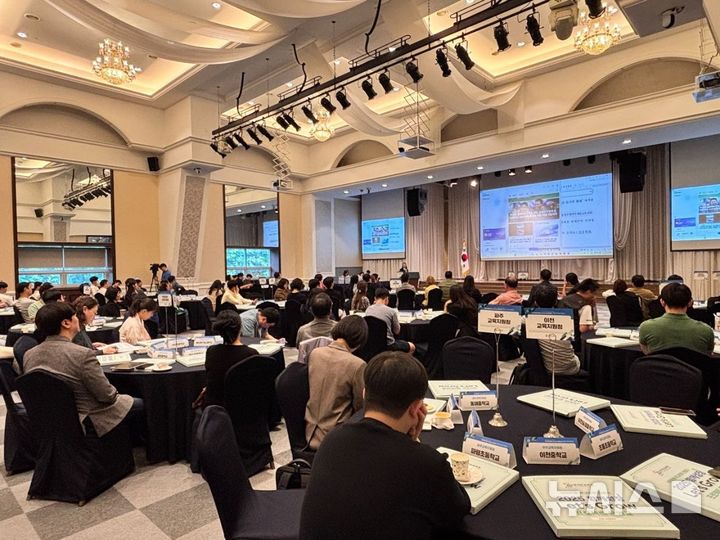 [의정부=뉴시스] 경기도교육청은 의정부 아일랜드 캐슬 호텔에서 '함께 성장, 레츠그로우(Let’s Grow) 프로젝트' 운영교 현판 전달식을 개최했다고 27일 밝혔다. (사진=경기도교육청 제공) 2025.05.27 photo@newsis.com