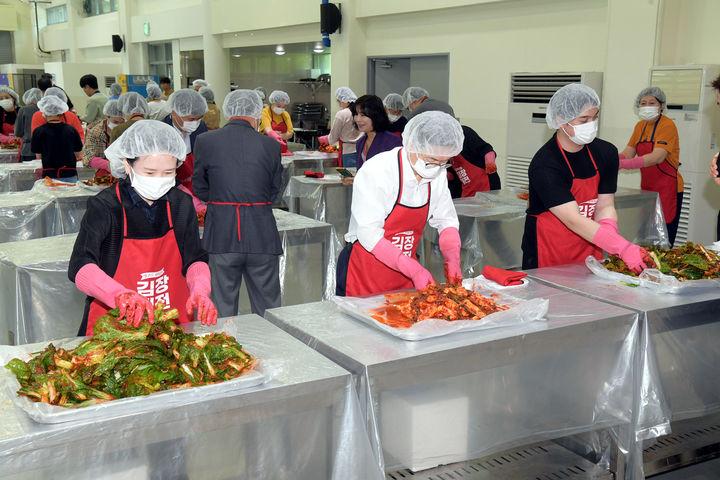 [광주=뉴시스] 27일 광주시 남구 임암동 광주김치타운에서 광주김치 사랑나눔 기부행사가 열린 가운데 참가자들이 김치를 담그고 있다. (사진=광주시 제공) 2025.05.27. photo@newsis.com *재판매 및 DB 금지