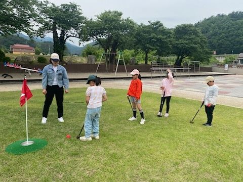 [양양=뉴시스] 양양군이 지역 역 초등학교 학생을 대상으로 파크골프 교실을 운영하고 있는 모습.(사진=양양군 제공]photo@newsis.com *재판매 및 DB 금지