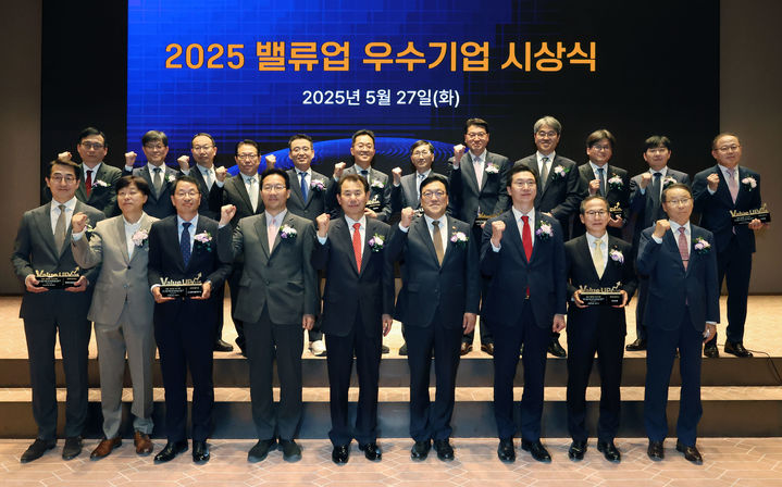 밸류업 우수기업 시상 후 주요참석자들과 수상자들이 파이팅을 외치며 기념촬영을 하고 있다. (사진=한국거래소 제공) *재판매 및 DB 금지