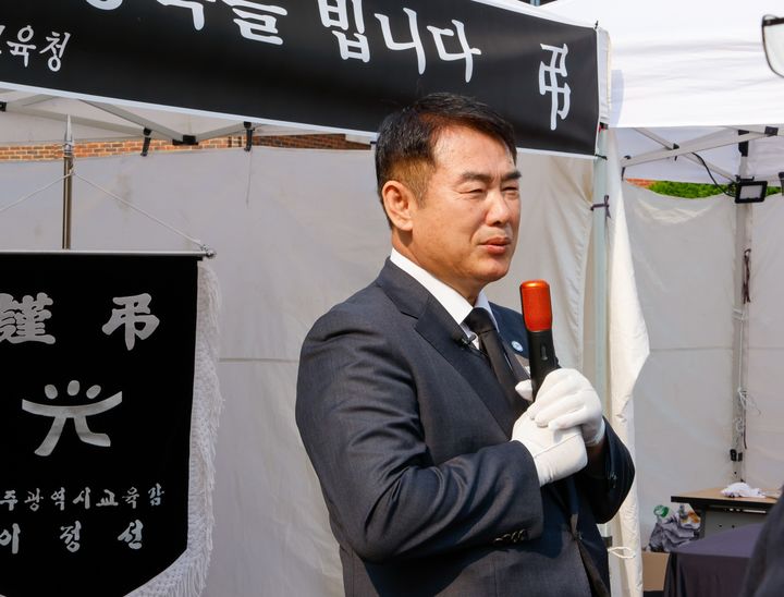 [광주=뉴시스] 이정선 광주교육감이 27일 광주교육청 이음광장에 마련된 제주 중학교 교사 추모 공간에서 추모사를 하고 있다. (사진=광주교육청 제공) 2025.05.27. photo@newsis.com *재판매 및 DB 금지