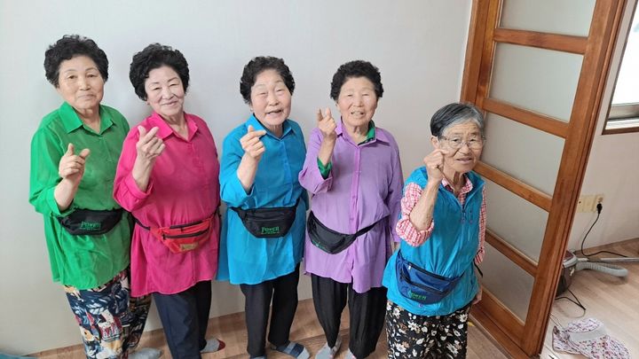 [합천=뉴시스] 합천노인통합지원센터 휴대폰 안전지원프로그램 실시 (사진=합천군 제공) 2025. 05. 27. photo@newsis.com *재판매 및 DB 금지