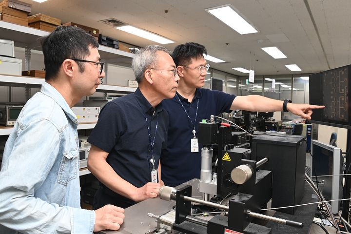 [대전=뉴시스] ETRI 연구진이 질화갈륨(GaN) MMIC의 회로구조를 모니터로 확인하며 분석하고 있다.(사진=ETRI 제공) *재판매 및 DB 금지