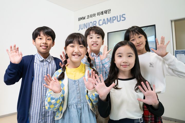 [서울=뉴시스] BMW 코리아 미래재단이 진행하는 사회공헌 프로그램 '주니어 캠퍼스' 참가 학생들 모습. (사진=BMW 코리아 제공) 2025.05.27 photo@newsis.com *재판매 및 DB 금지