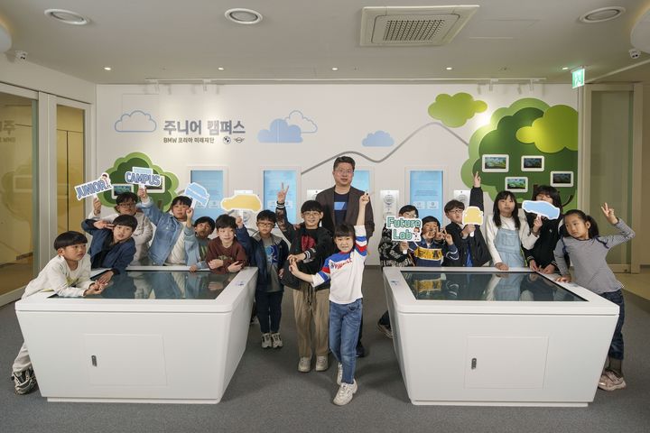 [서울=뉴시스] 인천 영종도에 있는 BMW 드라이빙 센터에서 진행되는 BMW 코리아 미래재단 '주니어 캠퍼스' 모습. (사진=BMW 코리아 제공) 2025.05.27 photo@newsis.com *재판매 및 DB 금지