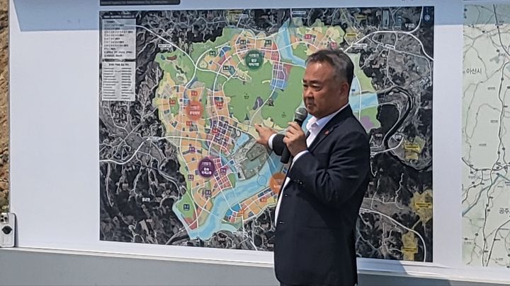 [세종=뉴시스] 송승화 기자=세종시 세종동 국회 세종의사당 부지를 찾은, 송재호 국회 세종의사당건립위원장이 설명을 하고 있다. 2025.5.27. ssong1007@newsis.com *재판매 및 DB 금지