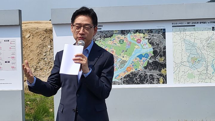 [세종=뉴시스] 송승화 기자 =  세종시 세종동 국회 세종의사당 부지에서 이야기하는 민주당 김경수 중앙선대위 총괄선거대책위원장. 2025.5.27. ssong1007@newsis.com *재판매 및 DB 금지