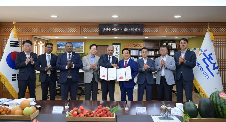 [논산=뉴시스]논산시는 아랍에미리트 아부다비에 본사를 둔 다국적 대기업 The Nation Trust Holing LCC의 이사회 돈 엔서니(Mr. Don Anthony)의장과 향후 상호 협력 기반을 마련하기 위한 협약을 체결했다. 2025. 05. 27 photo@newsis.com *재판매 및 DB 금지