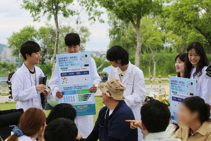 [서울=뉴시스] 한국오가논-한국약학대학생연합, 헬시에이징 질환 인식 개선 캠페인 진행 (사진=한국오가논 제공) 2025.05.27. photo@newsis.com *재판매 및 DB 금지