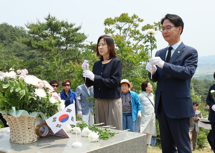 [고창=뉴시스] 27일 보훈대상자 예우 강화를 위해 업무협약을 체결한 고창군의 심덕섭 고창군수(오른쪽)와 전북서부보훈지청 장효정 지청장(왼쪽)이 협약 후 독립유공자 신종주 선생의 묘소를 찾아 헌화하고 있다. (사진=고창군 제공) 2025.05.27. photo@newsis.com *재판매 및 DB 금지
