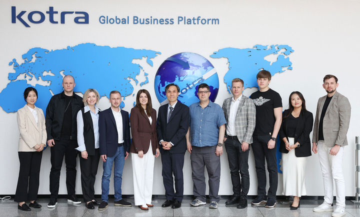 [서울=뉴시스] 27일 서울 서초구의 코트라 본사를 방문한 우크라이나 IT 사절단과 IT기업협회 관계자들이 기념사진을 촬영하고 있다. (사진=코트라 제공) 2025.05.27 photo@newsis.com *재판매 및 DB 금지