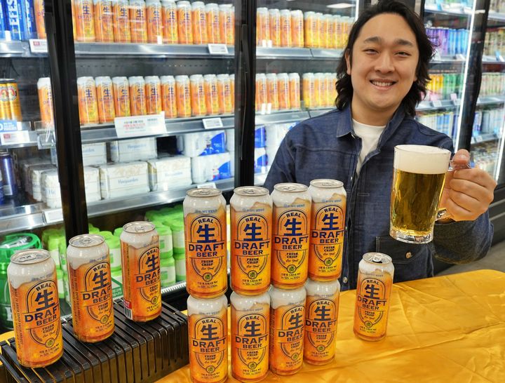 [서울=뉴시스]롯데마트는 신선도를 중시하는 소비 트렌드에 맞춰 캔맥주 '리얼 生드래프트 맥주(500mL)'를 전 점포에서 유통사 단독으로 판매한다고 28일 밝혔다.(사진=롯데마트 제공) *재판매 및 DB 금지