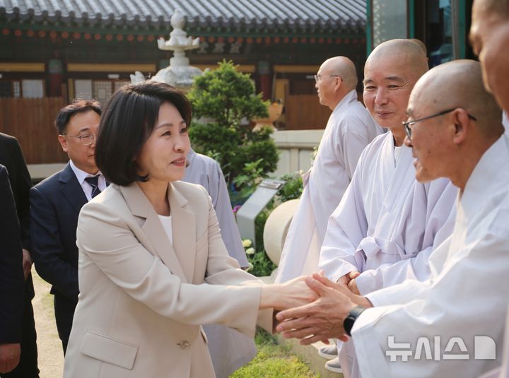 [청주=뉴시스] 서주영 기자 = 더불어민주당 이재명 대선 후보의 배우자 김혜경 여사가 27일 오후 충북 청주시 용화사를 방문해 스님들과 인사를 나누고 있다. 2025.05.27. juyeong@newsis.com