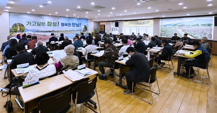 [장성=뉴시스] 전남 장성군이 최근 장성읍에서 개최한 '찾아가는 개발·건축 인허가 안내' 서비스 모습. (사진=장성군 제공) 2025.05.27. photo@newsis.com&nbsp; *재판매 및 DB 금지