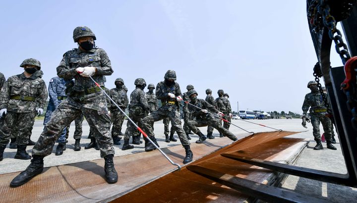 [광주=뉴시스] 27일 광주 공군기지 피해복구 훈련장에서 공군 제1전투비행단과 해군 3함대 요원들이 활주로 피해복구 합동 훈련을 실시하고 있다. (사진 = 제1전투비행단 제공) 2025.05.27. photo@newsis.com *재판매 및 DB 금지